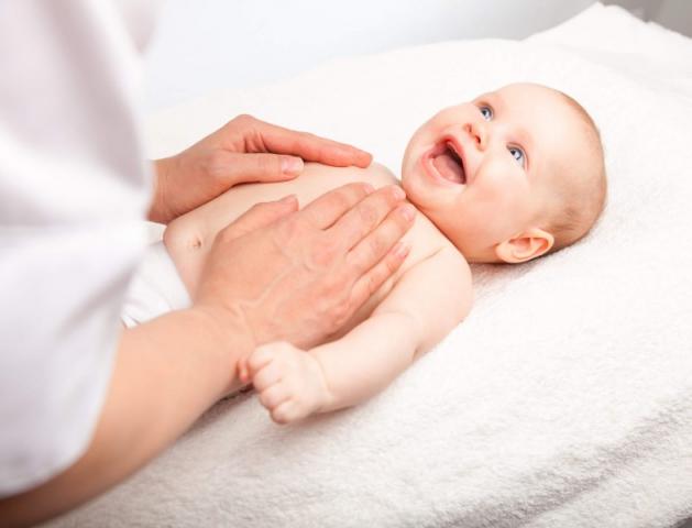 Même les bébés aiment l'ostéopathie ! (Il a aussi besoin qu'on prenne soin de lui)